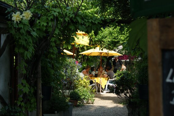 Restaurant LE VERGER - l'entrée du jardin